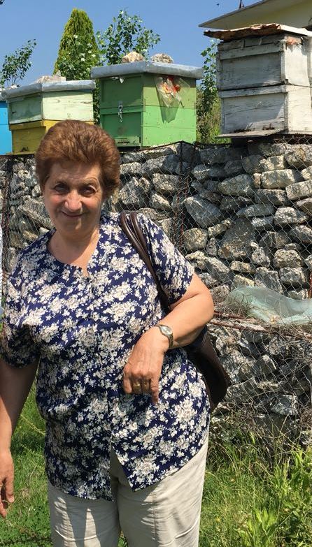 Lejla Shehu in Lezhe Lejla Shehu vor Bienenstöcken in Lezhe, Albanien