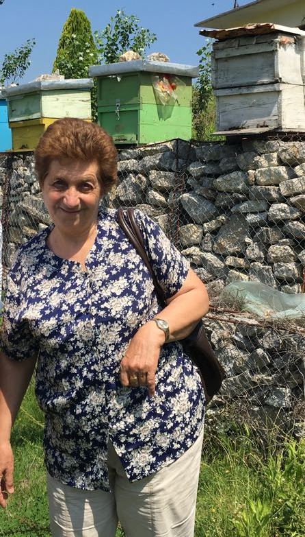 Lejla Shehu vor Bienenstöcken in Lezhe, Albanien