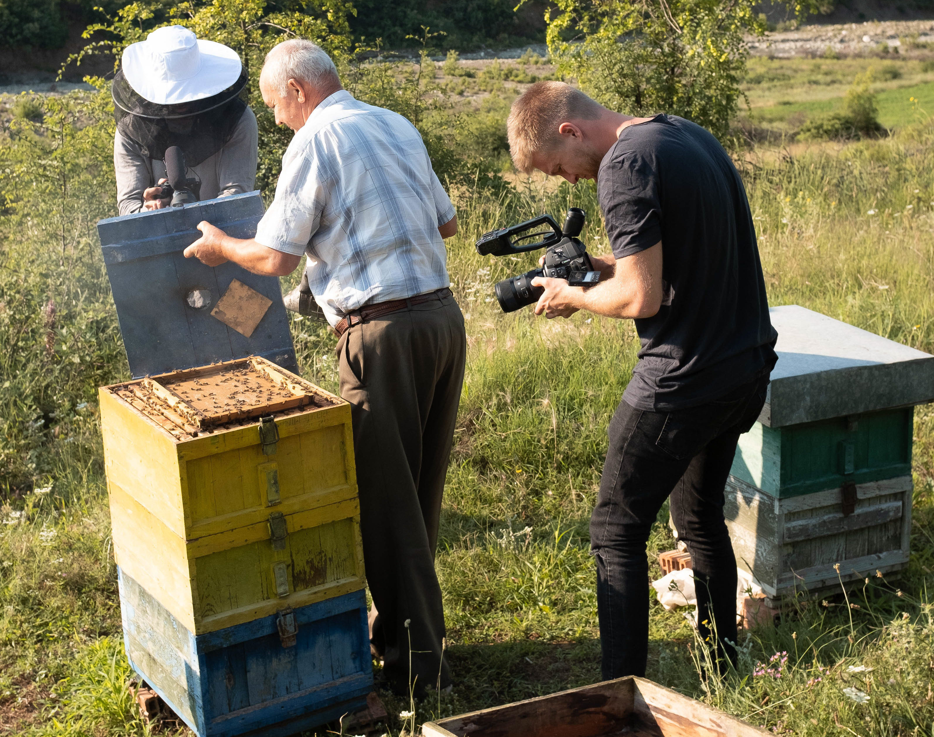 Filmteam am Bienenstock in Permet