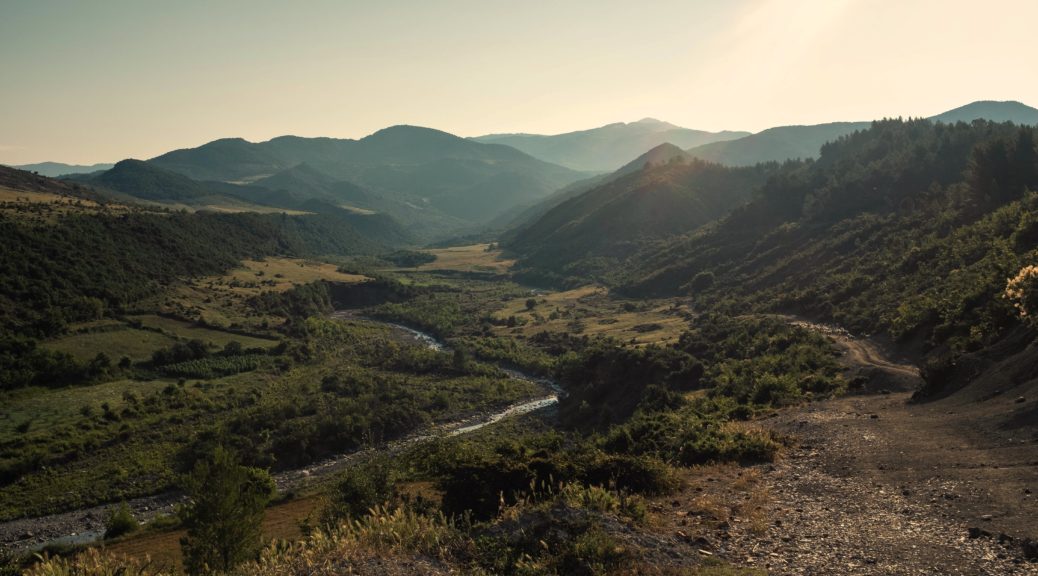 Panoramablick über das Flusstal der Vjosa