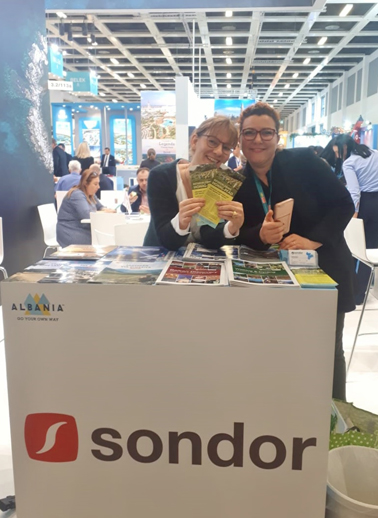 2 Frauen hinter einem Messestand auf der ITB